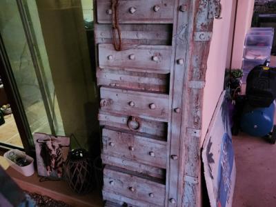 Uralte Tür mit Zarge