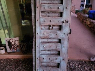 Puerta antigua con marco