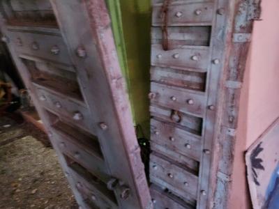 Puerta antigua con marco