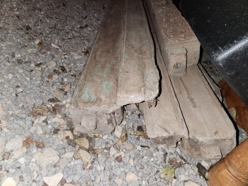 Puerta antigua con marco