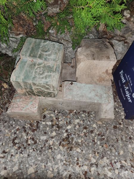 Puerta antigua con marco