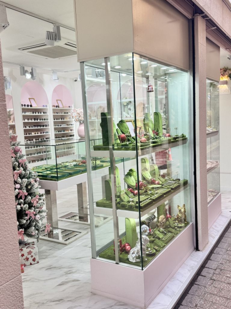 Verkäuferin für Schmuck