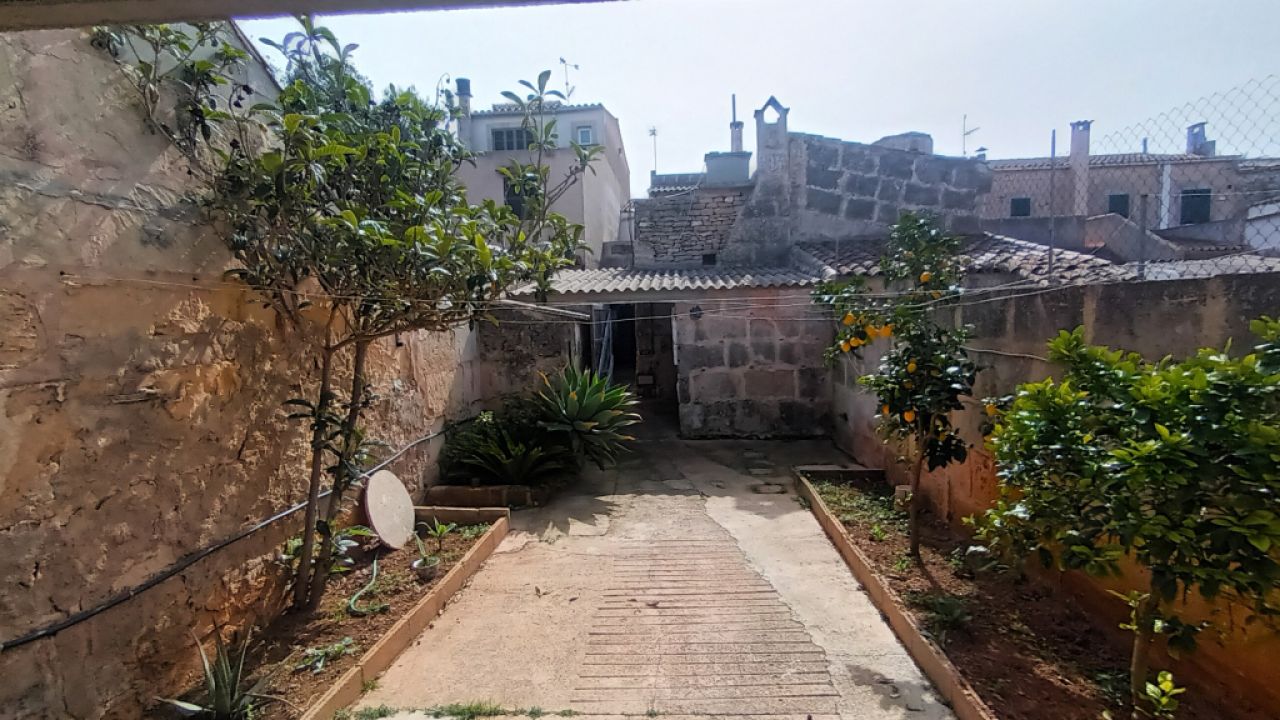 Venta de una casa de pueblo de 2 plantas con garaje y patio en Es LLombards - Santanyi - DH 08 VK
