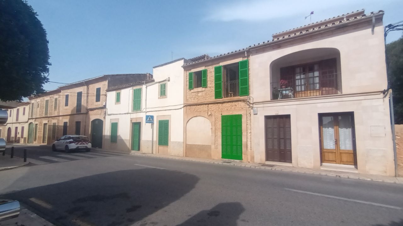 Venta de una casa de pueblo de 2 plantas con garaje y patio en Es LLombards - Santanyi - DH 08 VK