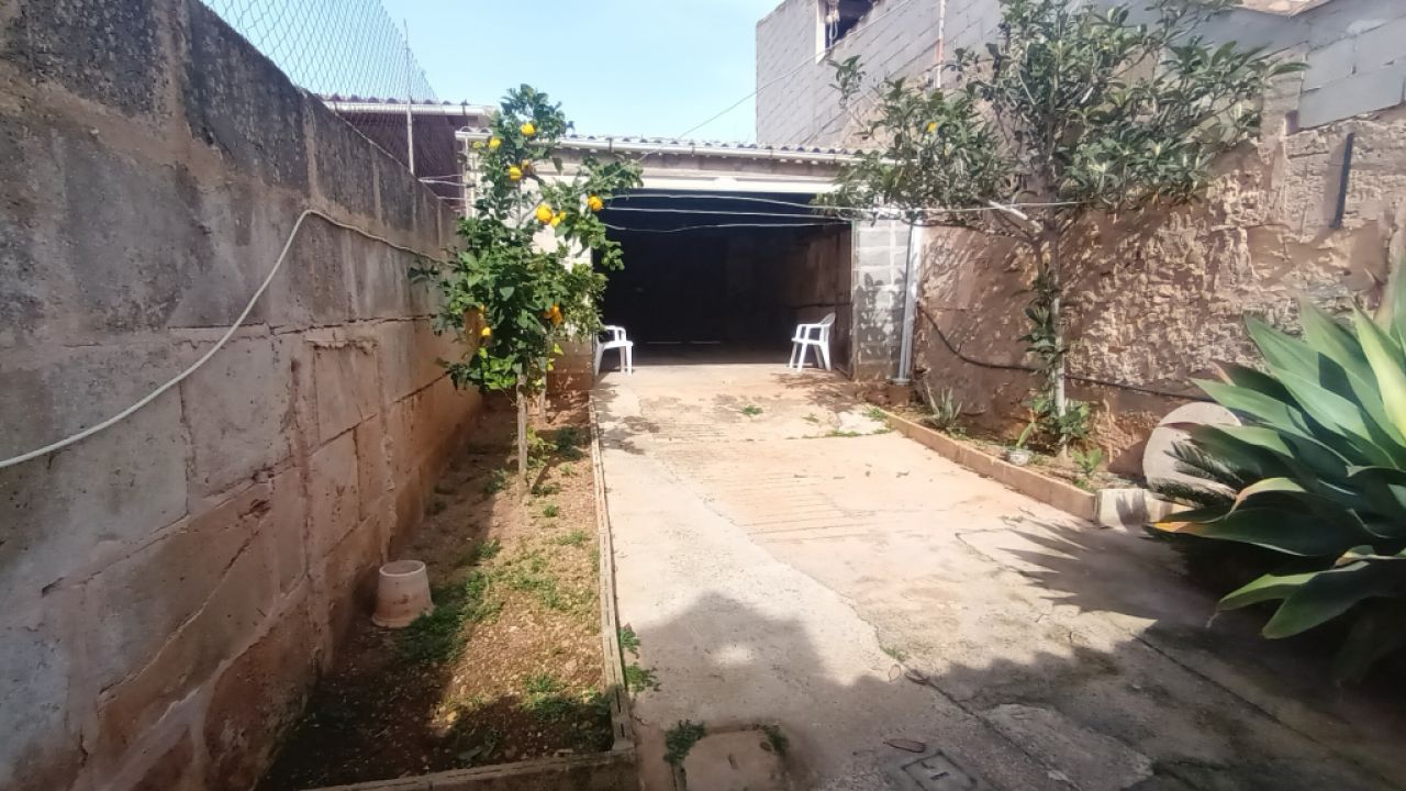 Venta de una casa de pueblo de 2 plantas con garaje y patio en Es LLombards - Santanyi - DH 08 VK