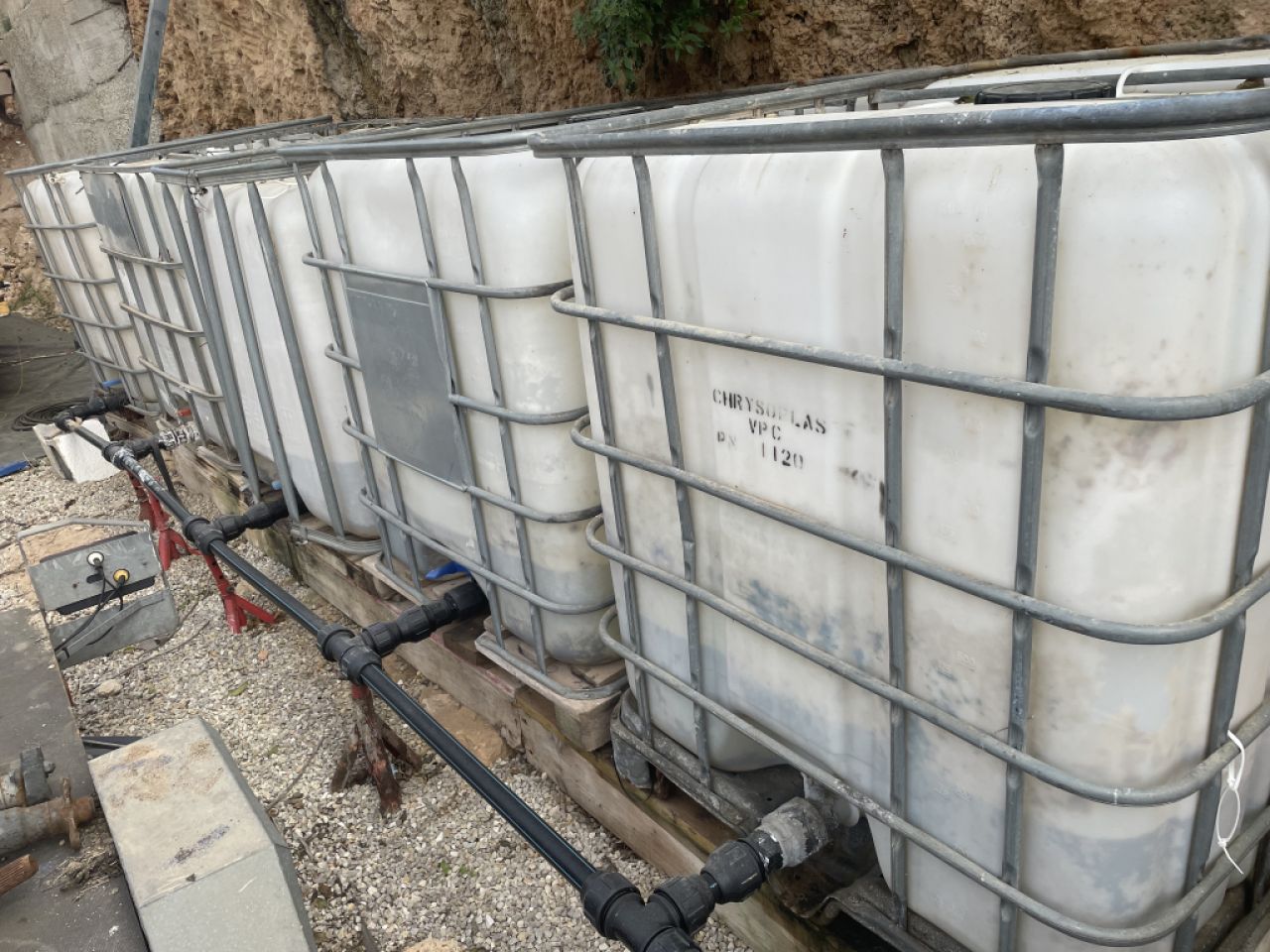 Selling 1000-litre water containers