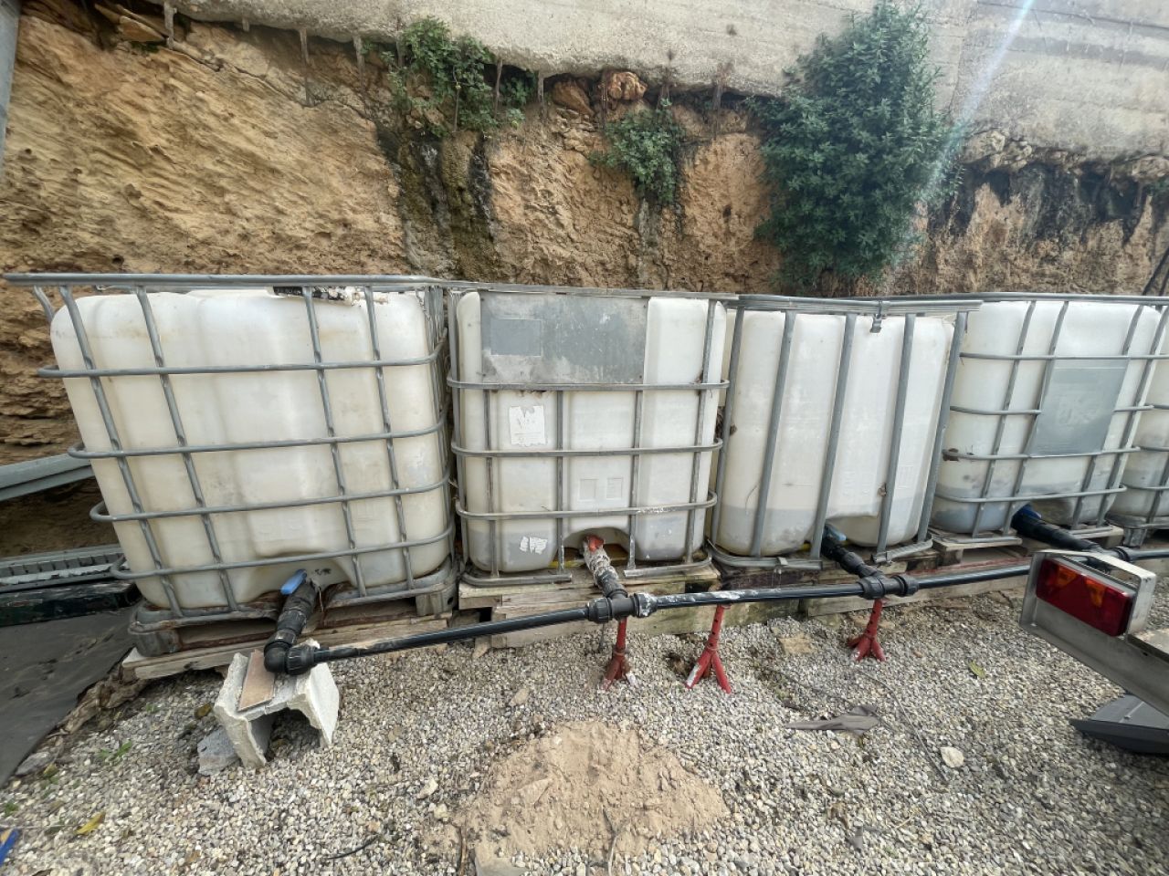 Selling 1000-litre water containers