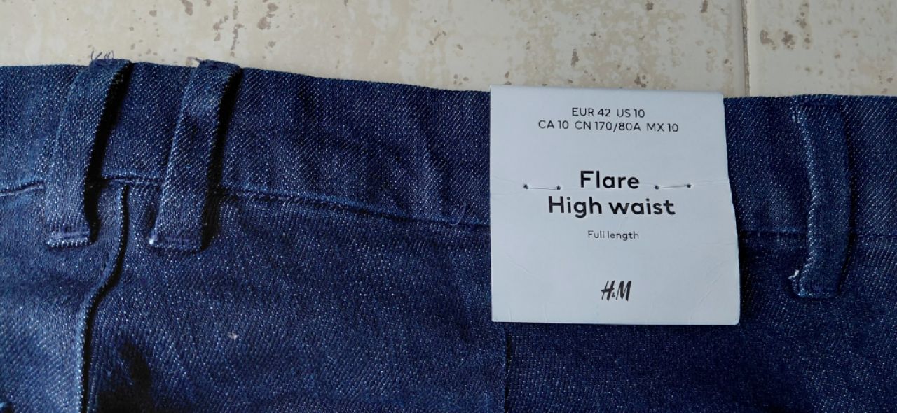 Verkaufe dunkelblaue Flare-Jeans neu h&m Größe 42