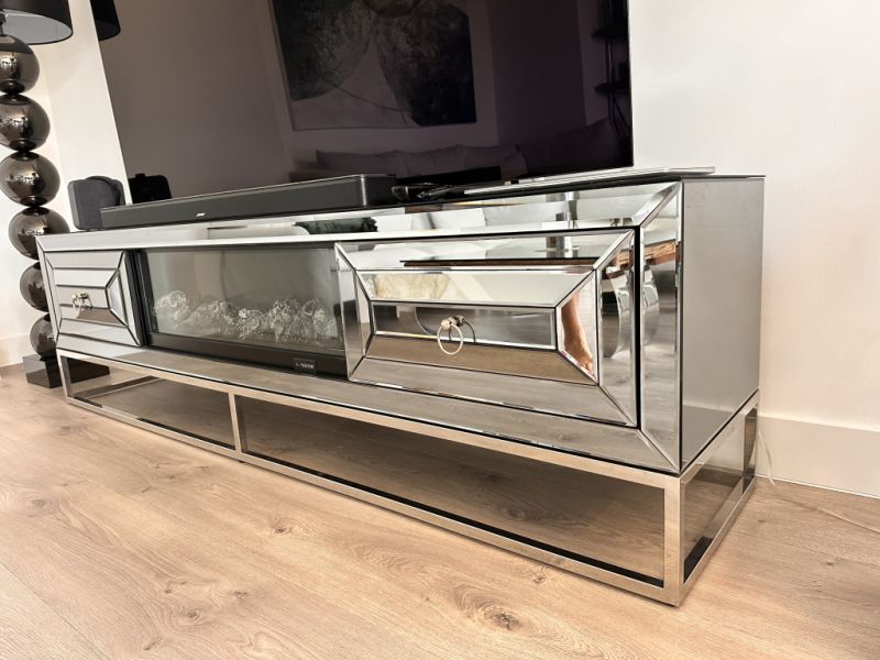 Verkaufe mein hochwertiges Sideboard inklusive integriertem elektrischem Kamin mit Farbspiel.