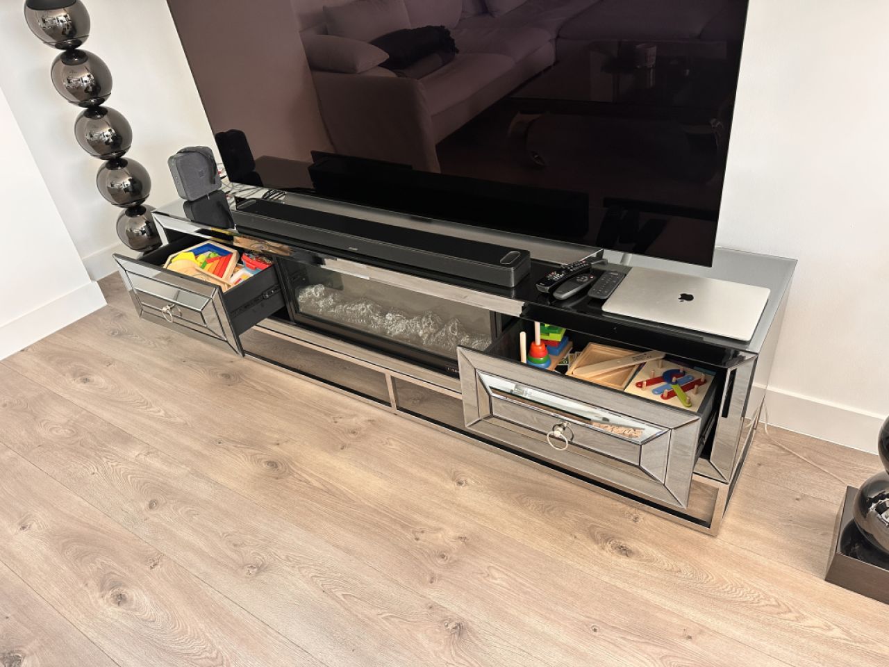 Verkaufe mein hochwertiges Sideboard inklusive integriertem elektrischem Kamin mit Farbspiel.