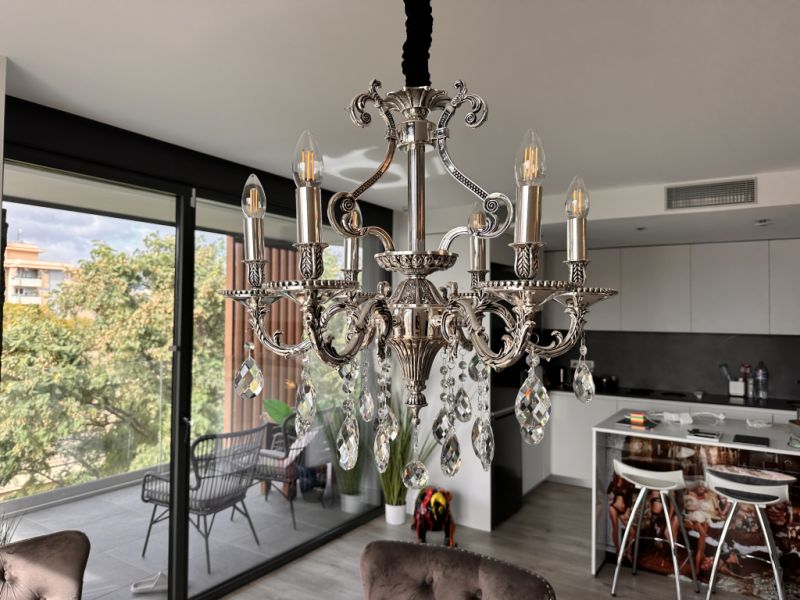 Verkaufe meinen eleganten Kronleuchter im klassischen Design mit funkelnden Kristallanhängern.