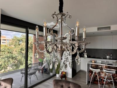 Verkaufe meinen eleganten Kronleuchter im klassischen Design mit funkelnden Kristallanhängern.