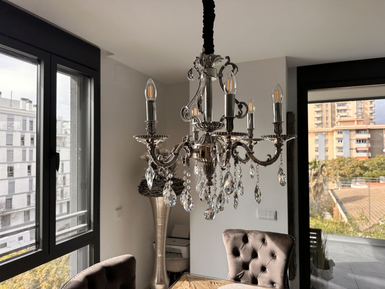 Verkaufe meinen eleganten Kronleuchter im klassischen Design mit funkelnden Kristallanhängern.