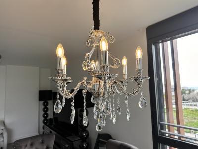 Verkaufe meinen eleganten Kronleuchter im klassischen Design mit funkelnden Kristallanhängern.