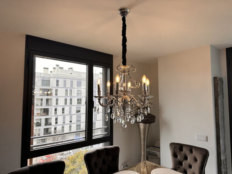 Verkaufe meinen eleganten Kronleuchter im klassischen Design mit funkelnden Kristallanhängern.