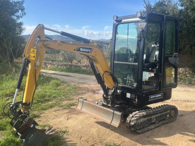 Selling like-new excavator with 82 hours and lots of accessories