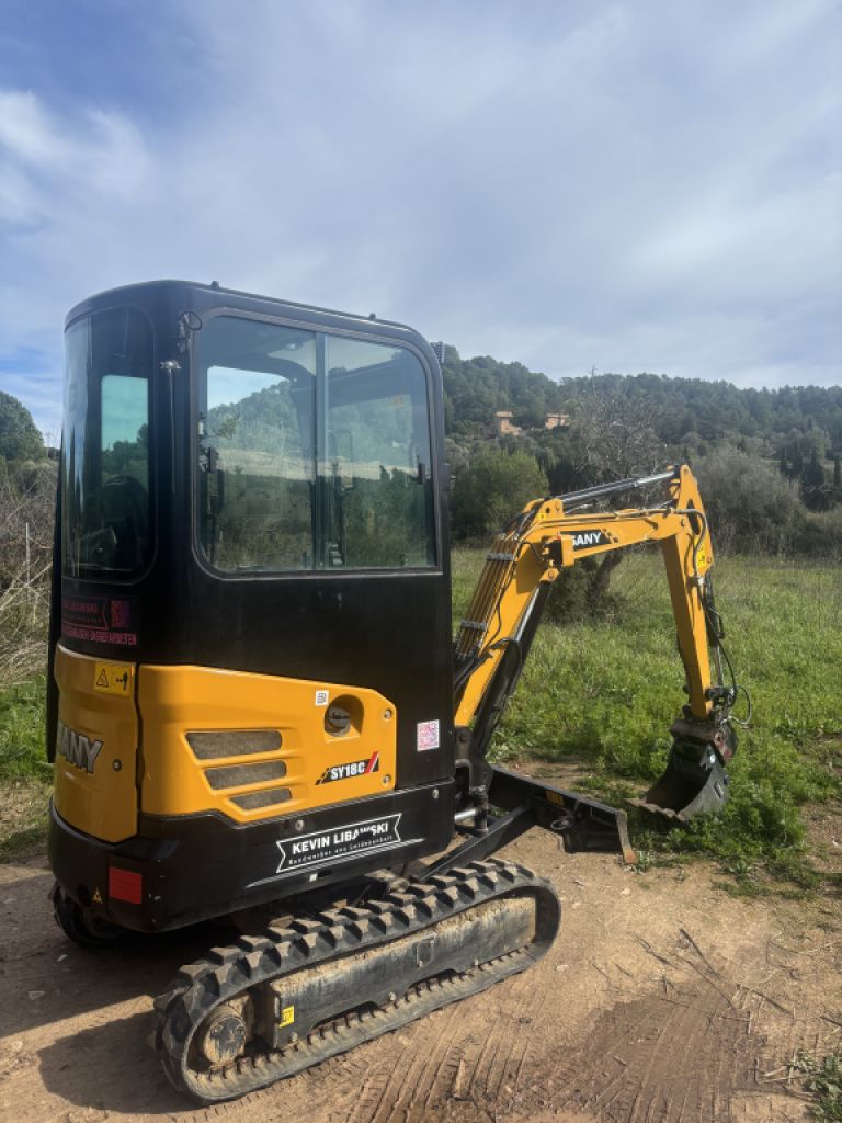 Vendo excavadora casi nueva con 82 horas y muchos accesorios