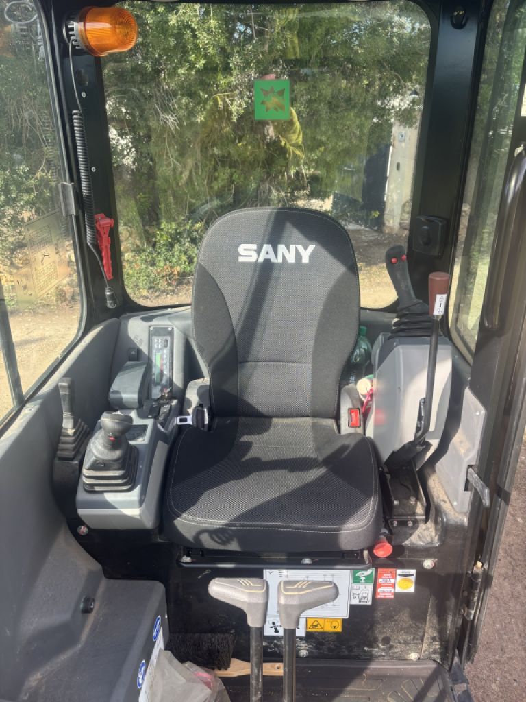 Vendo excavadora casi nueva con 82 horas y muchos accesorios