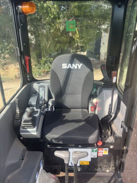 Vendo excavadora casi nueva con 82 horas y muchos accesorios