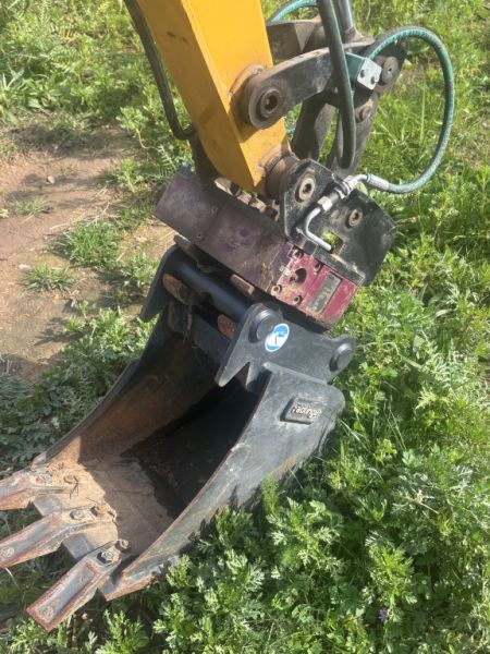 Vendo excavadora casi nueva con 82 horas y muchos accesorios