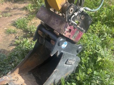 Vendo excavadora casi nueva con 82 horas y muchos accesorios
