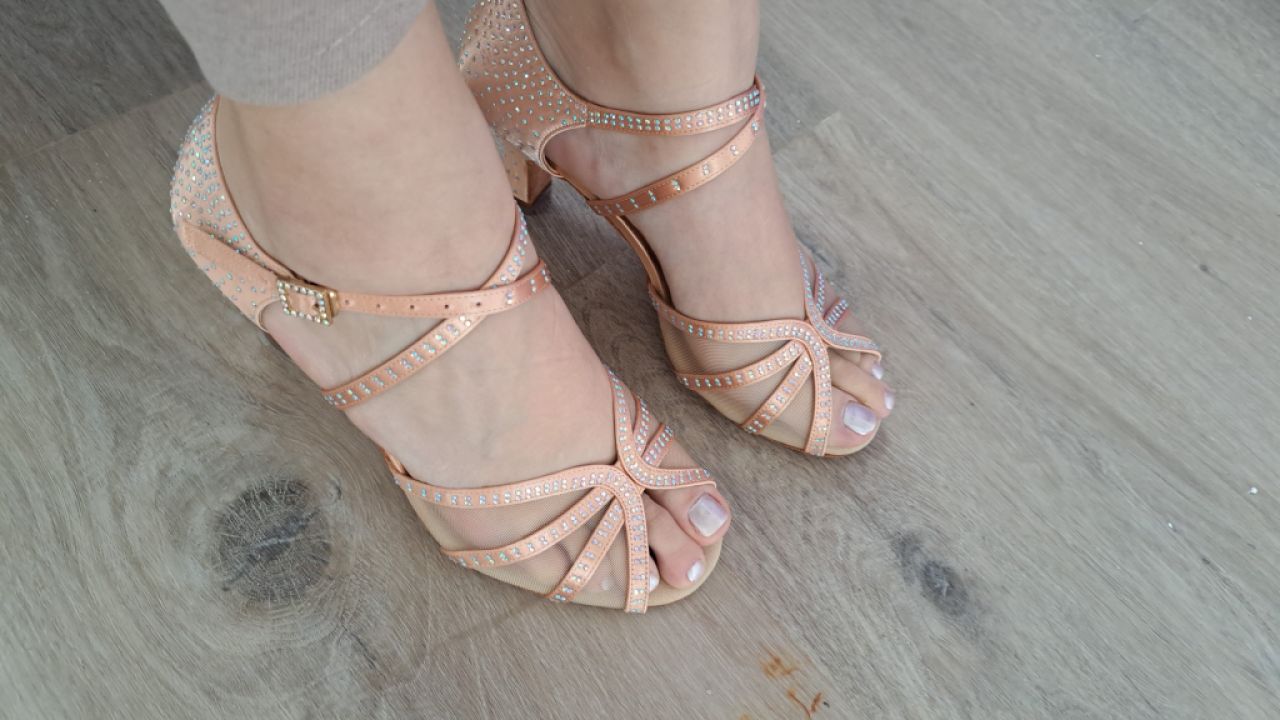 Vendo zapatos de baile rosa con pedrería nuevos talla 37