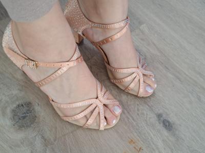 Vendo zapatos de baile rosa con pedrería nuevos talla 37