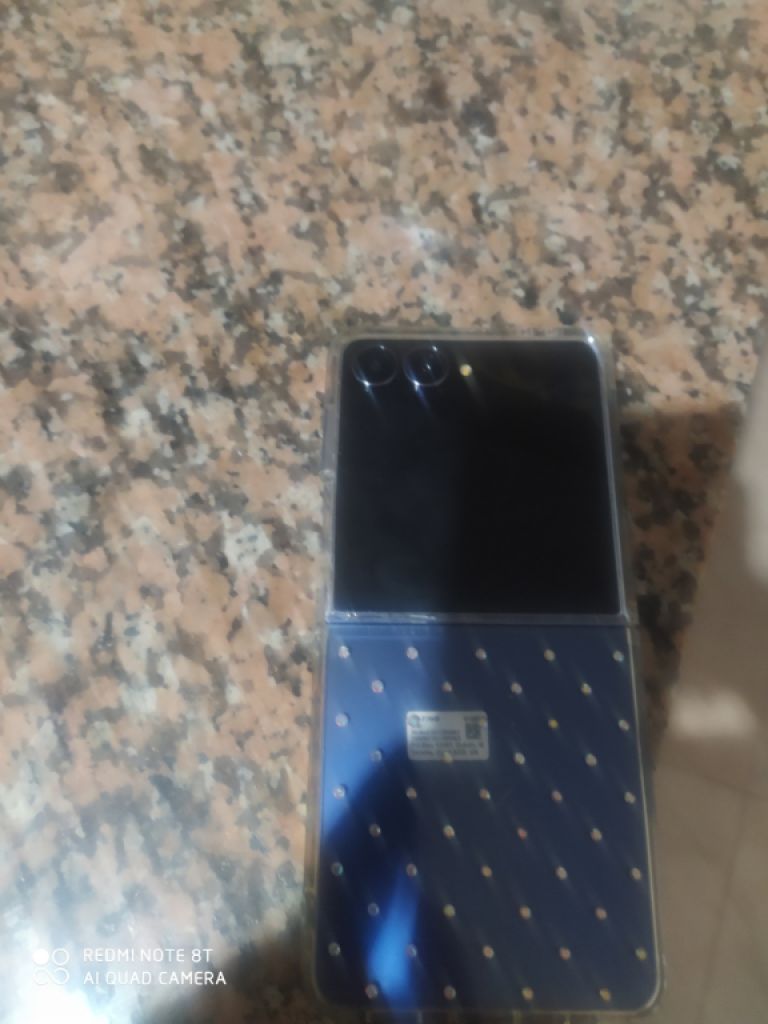 Vendo SAMSUNG Z FLIP 7 (1 Mes de uso) Sin detalles