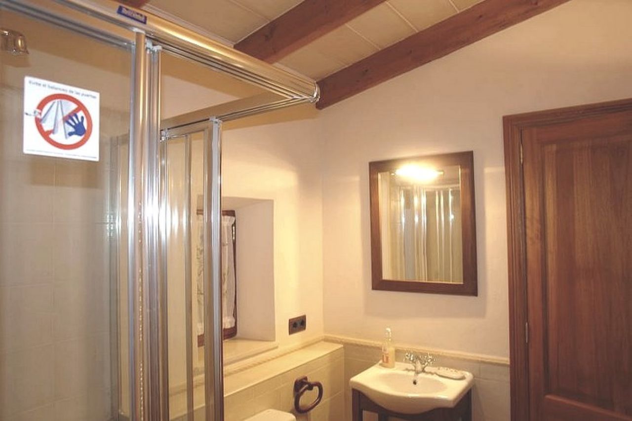 Vermietung rustikale Finca mit großem Pool, 2 Doppelzimmer, Cas Concos