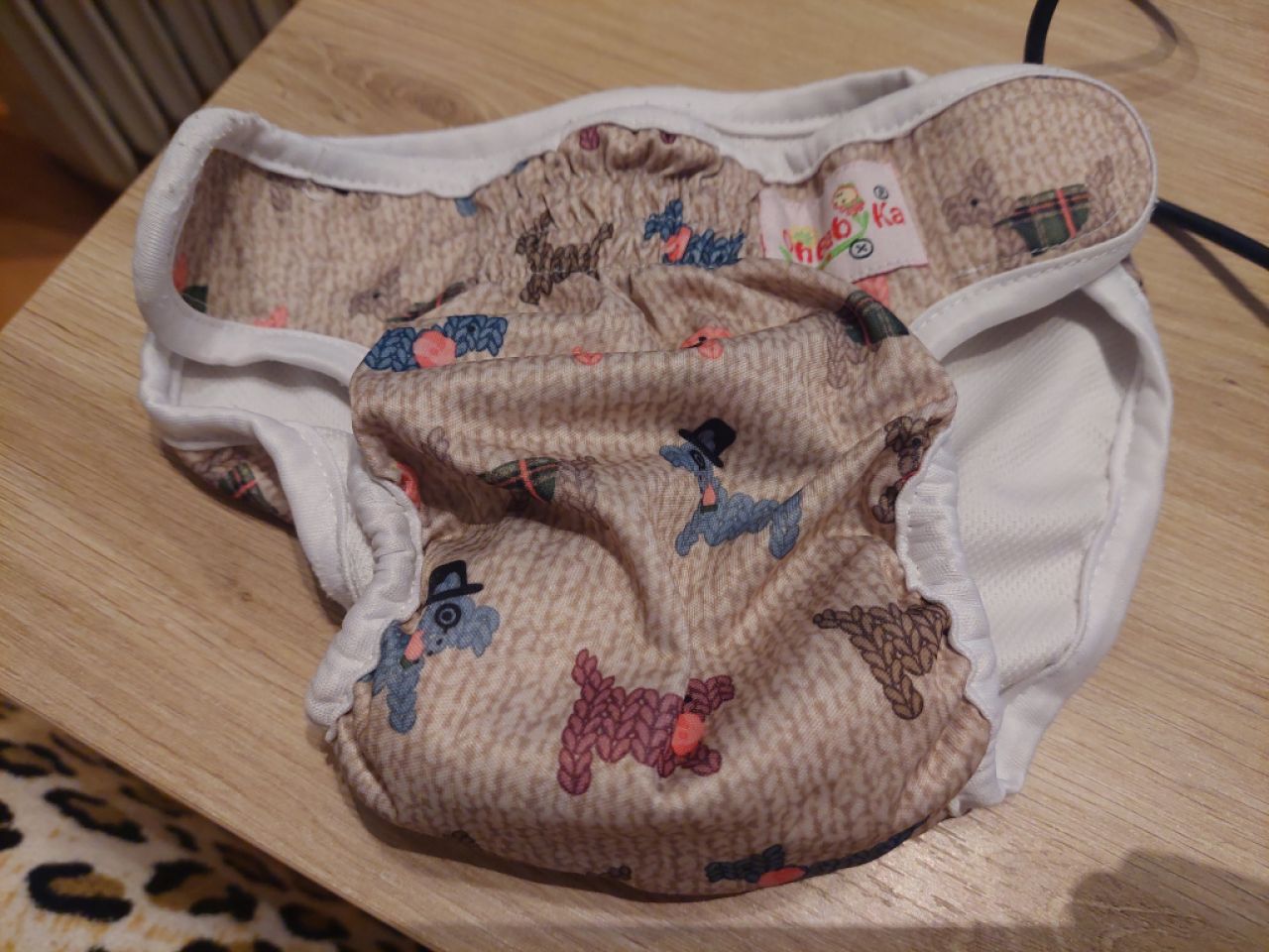 Verschiedene Hundekleidung und Accessoires