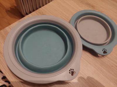 Verschiedene Hundekleidung und Accessoires