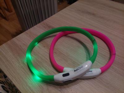 Verschiedene Hundekleidung und Accessoires