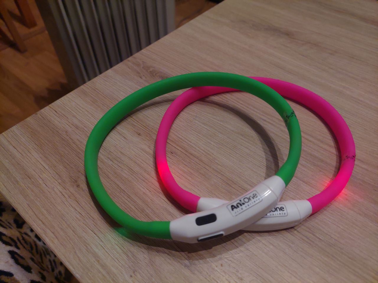 Verschiedene Hundekleidung und Accessoires