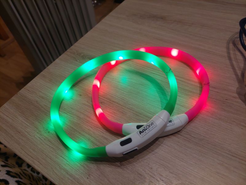 Verschiedene Hundekleidung und Accessoires