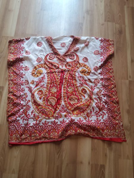 Verschiedene Tuniken – neu und ungetragen