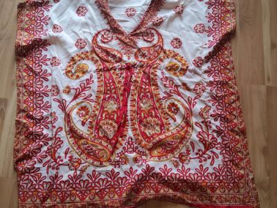 Verschiedene Tuniken – neu und ungetragen