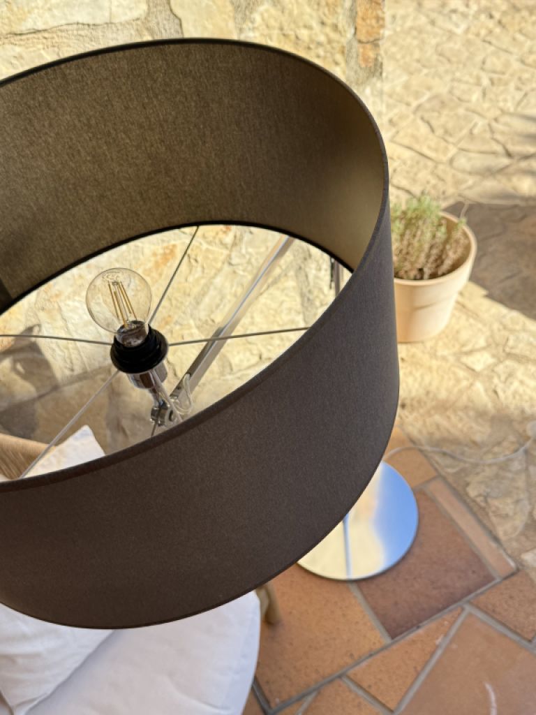 Verstellbare Stehlampe mit schwarzem Stoffschirm & Metallfuß