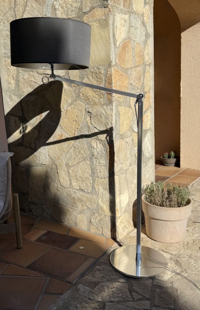 Verstellbare Stehlampe mit schwarzem Stoffschirm & Metallfuß