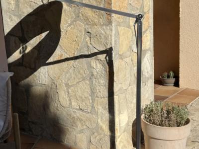 Verstellbare Stehlampe mit schwarzem Stoffschirm & Metallfuß