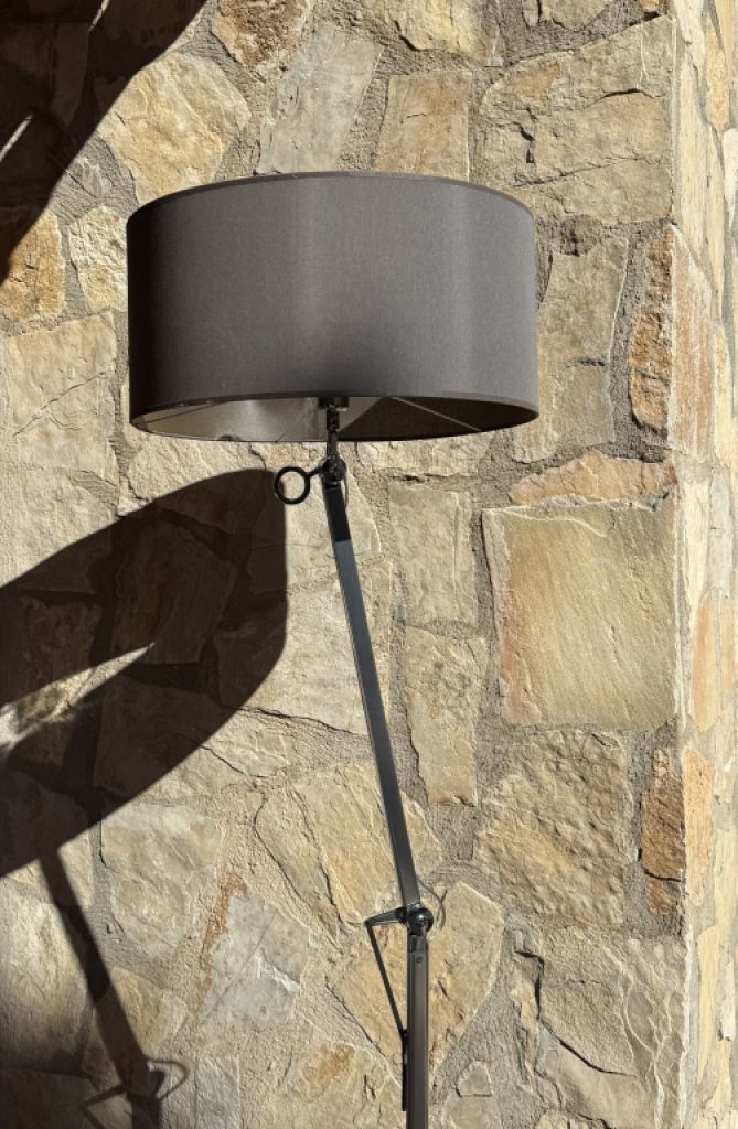 Verstellbare Stehlampe mit schwarzem Stoffschirm & Metallfuß