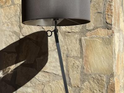 Verstellbare Stehlampe mit schwarzem Stoffschirm & Metallfuß