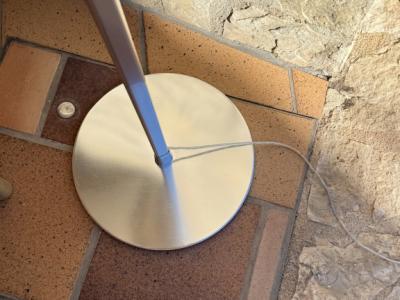 Verstellbare Stehlampe mit schwarzem Stoffschirm & Metallfuß