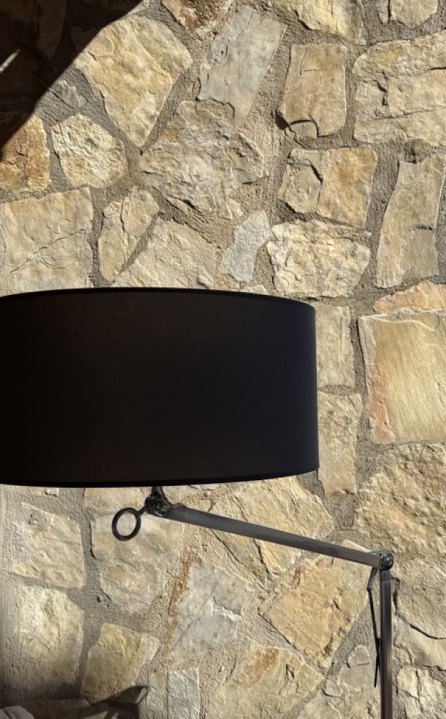 Verstellbare Stehlampe mit schwarzem Stoffschirm & Metallfuß