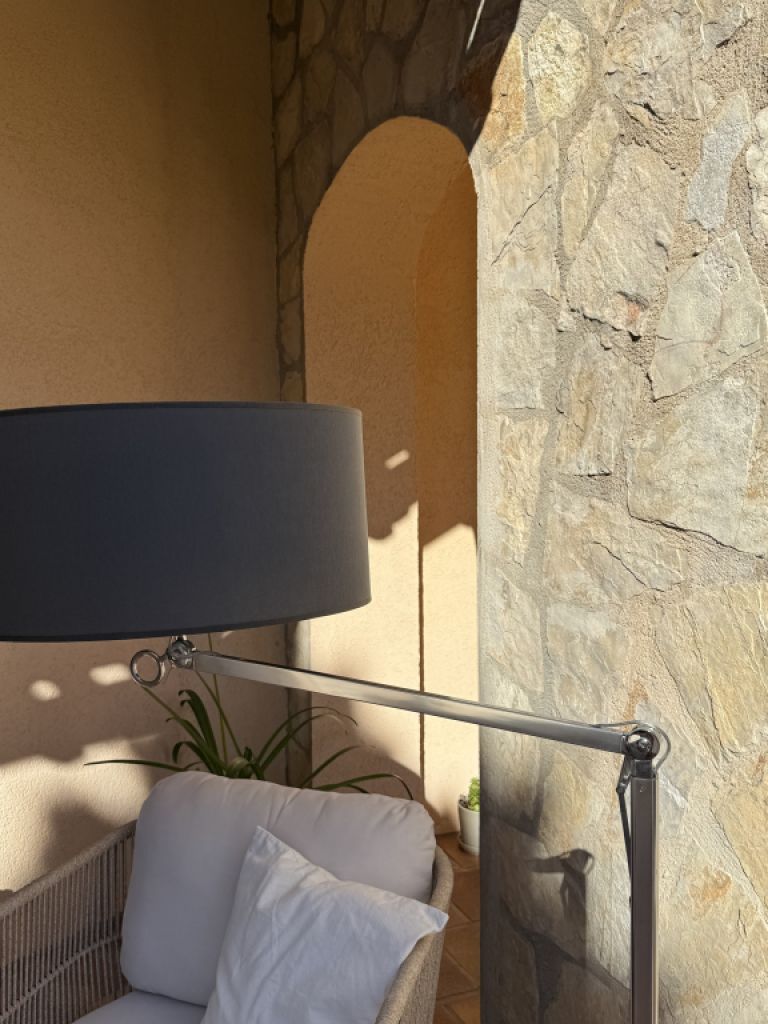 Verstellbare Stehlampe mit schwarzem Stoffschirm & Metallfuß