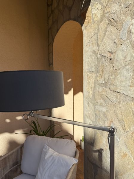 Verstellbare Stehlampe mit schwarzem Stoffschirm & Metallfuß