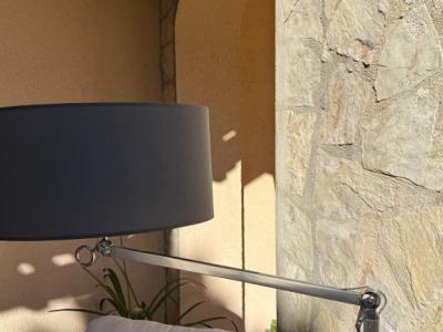 Verstellbare Stehlampe mit schwarzem Stoffschirm & Metallfuß