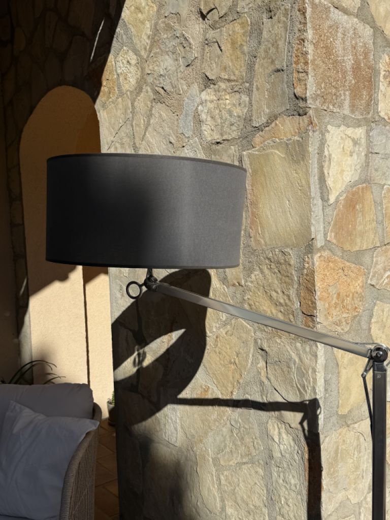 Verstellbare Stehlampe mit schwarzem Stoffschirm & Metallfuß