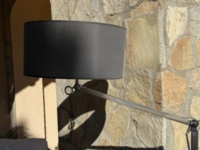 Verstellbare Stehlampe mit schwarzem Stoffschirm & Metallfuß