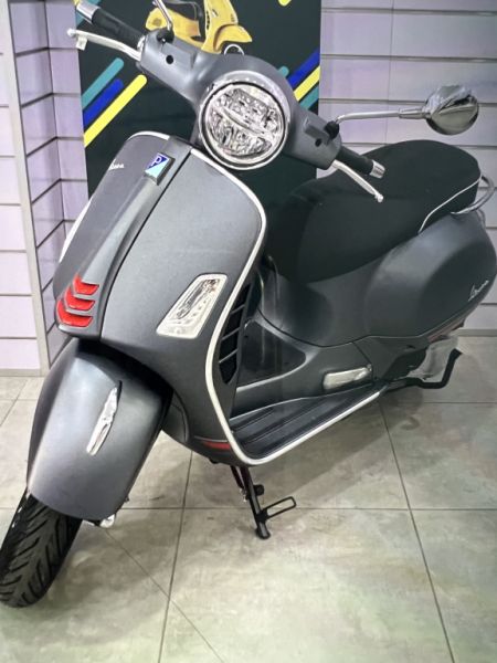 Vespa GTS 300 grau 08/22 600 km ITF bis 2026