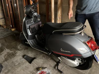 Vespa GTS 300 grau 08/22 600 km ITF bis 2026